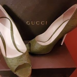 GUCCI logo embossed pumps